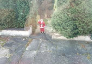 Mikołaj spacerujący po ogrodzie przedszkolnym